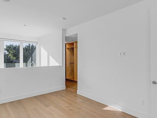 Building Photo - 2000 Beachwood Dr