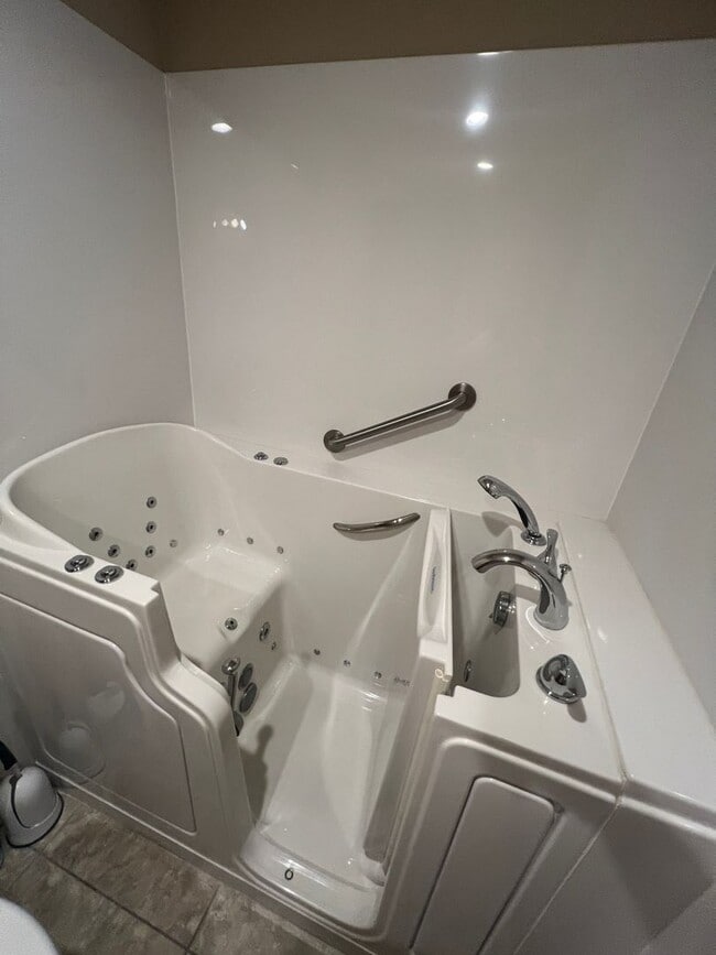 Building Photo - 2 bedroom/2 bath townhouse with 2 car garage