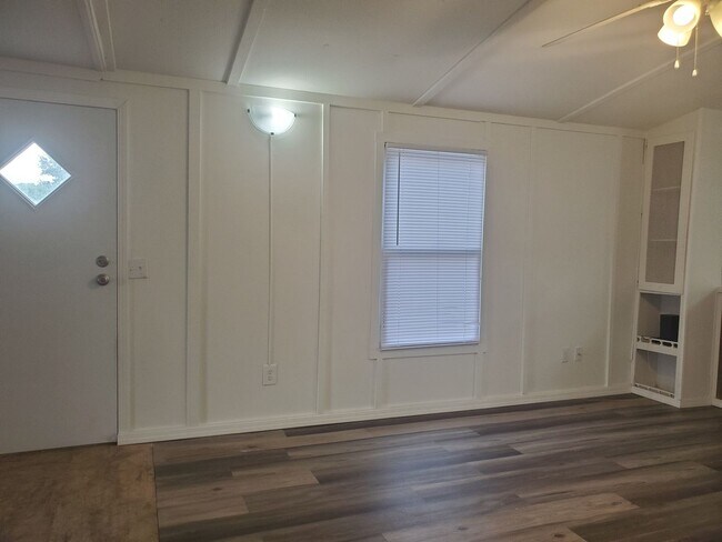 Building Photo - 2 Bedroom, 2 Bath house