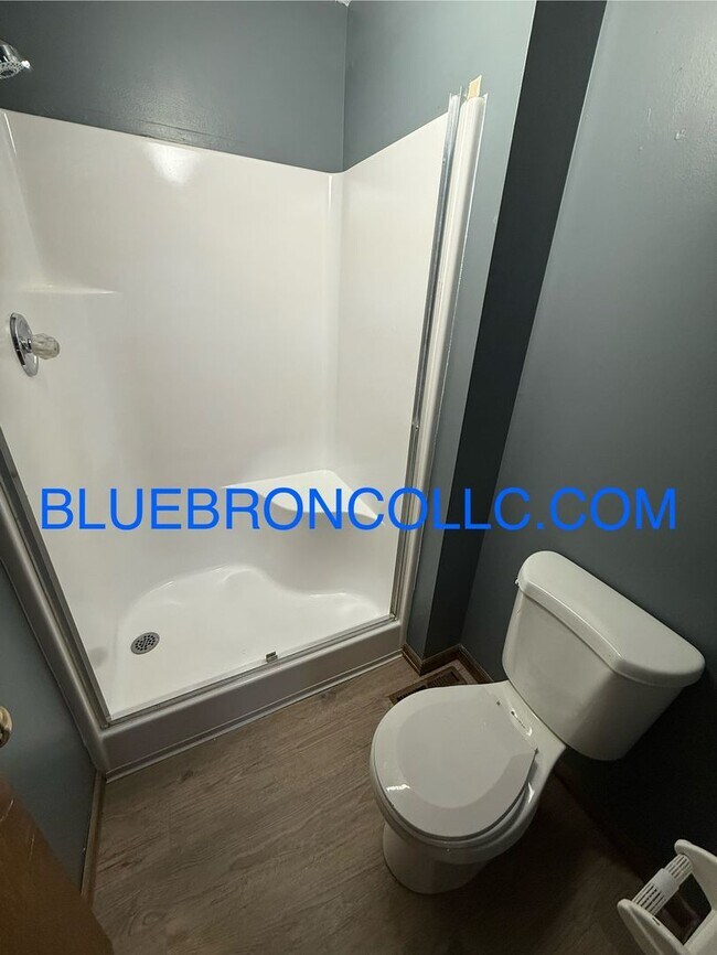 Building Photo - Newly renovated beautiful 3 bedroom home, new flooring and fresh paint!