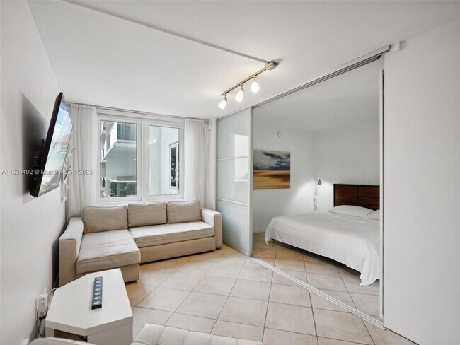 Building Photo - 2301 Collins Ave