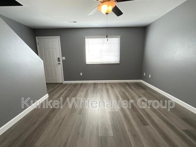 Building Photo - 700 Fountain View Dr