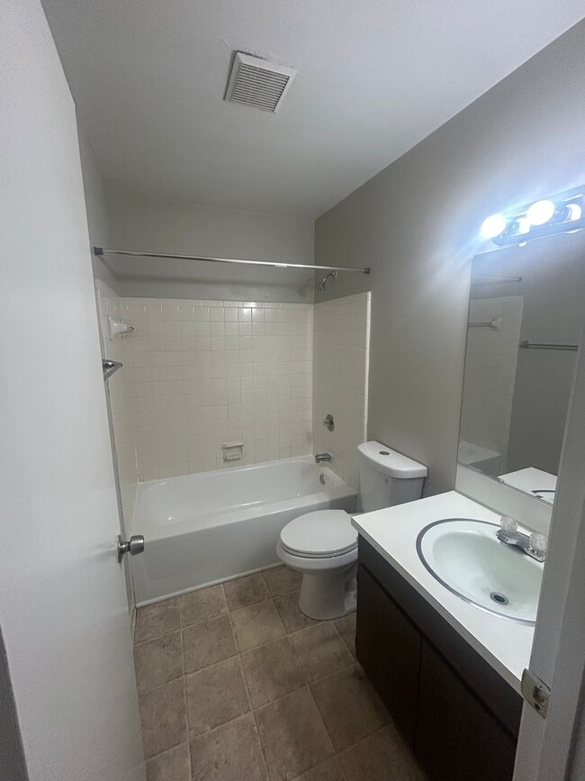 Building Photo - Affordable 1Bedroom Condominium