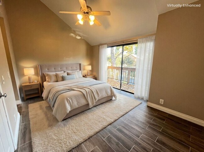 Building Photo - 2 bedroom, 1.5 bath townhouse in the heart of Irvine!