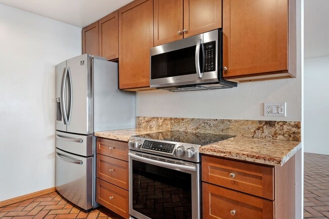 Building Photo - This wonderful East Beach Townhome Awaits!