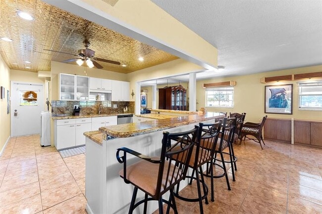 Building Photo - 3015 N Palm Aire Dr