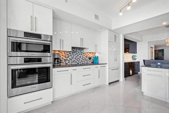 Building Photo - 2640 Lake Shore Dr