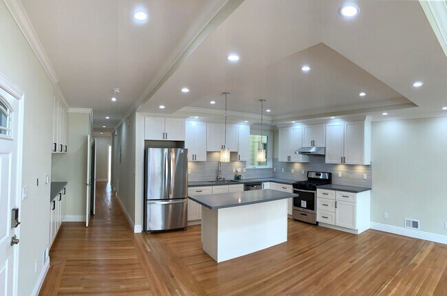 Building Photo - 423-425 11th