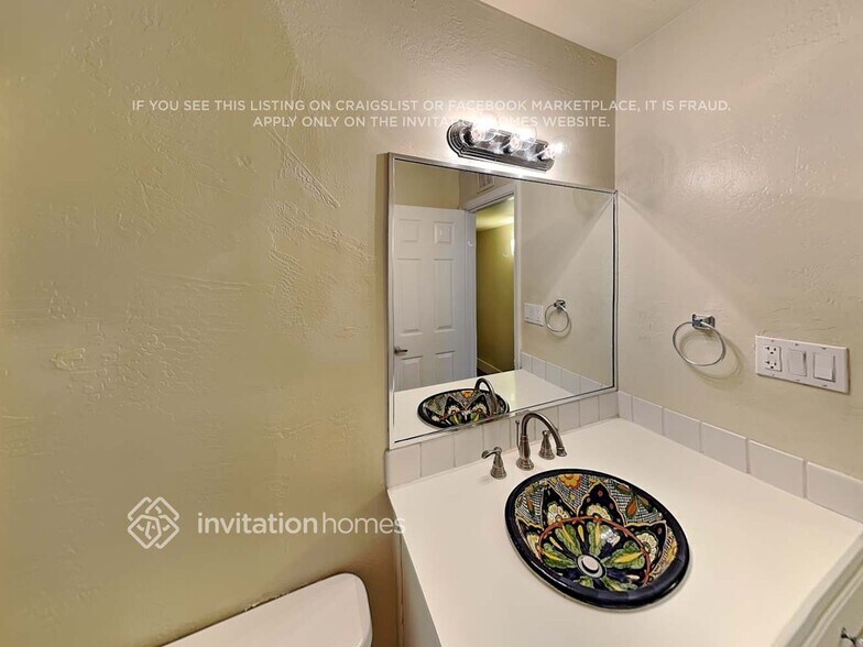 Building Photo - 2627 N 70th Pl