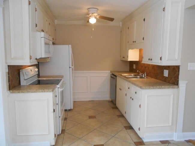 Building Photo - 2 bedroom townhome blocks from the beach.