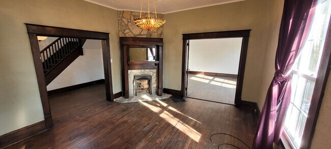 Building Photo - 606 Hillcrest Dr
