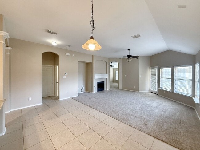 Building Photo - Beautiful, spacious 3B/2B home near the lake