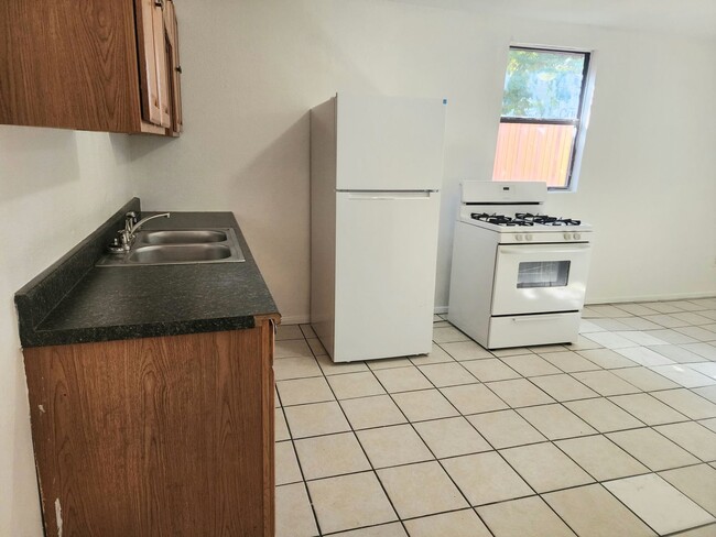 Building Photo - 905/907 N Ave K - duplex