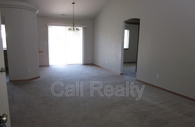 Building Photo - 1506 E Vanetta Ave
