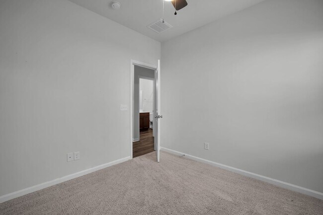 Building Photo - Great location in Richmond Hill