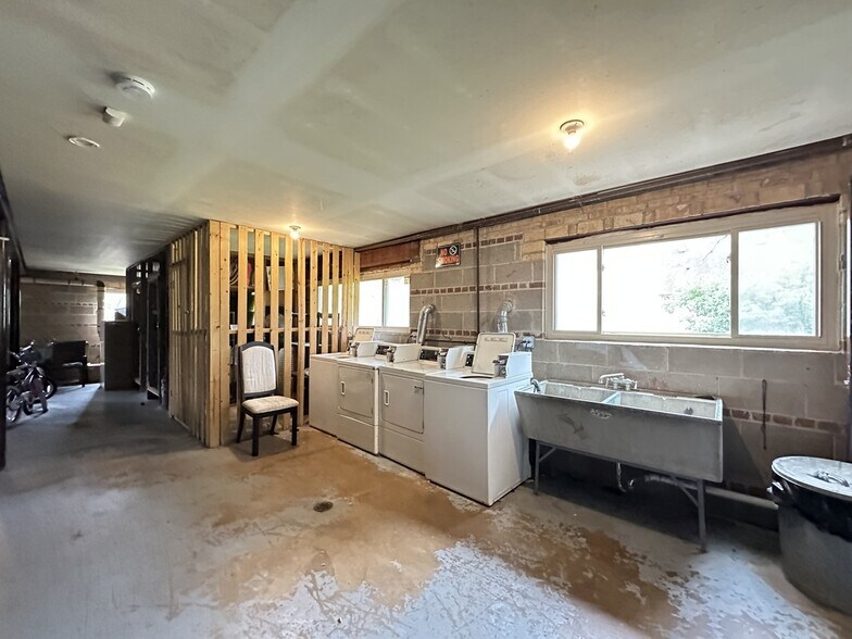 Building Photo - 1026 S River Rd