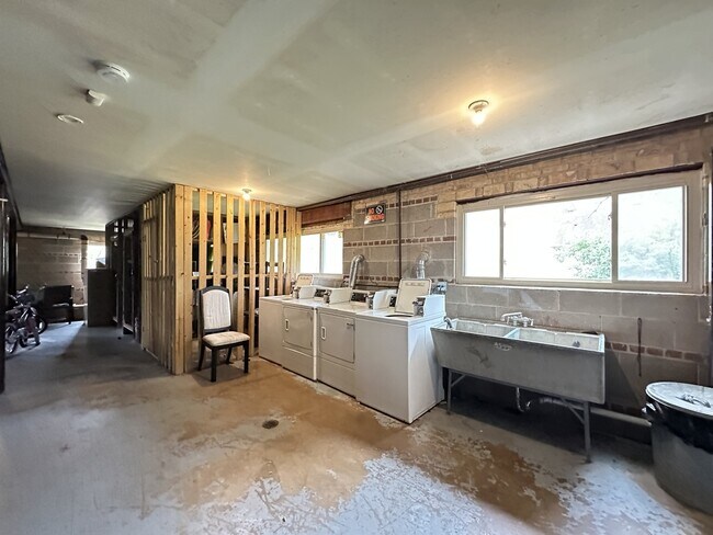 Building Photo - 1026 S River Rd