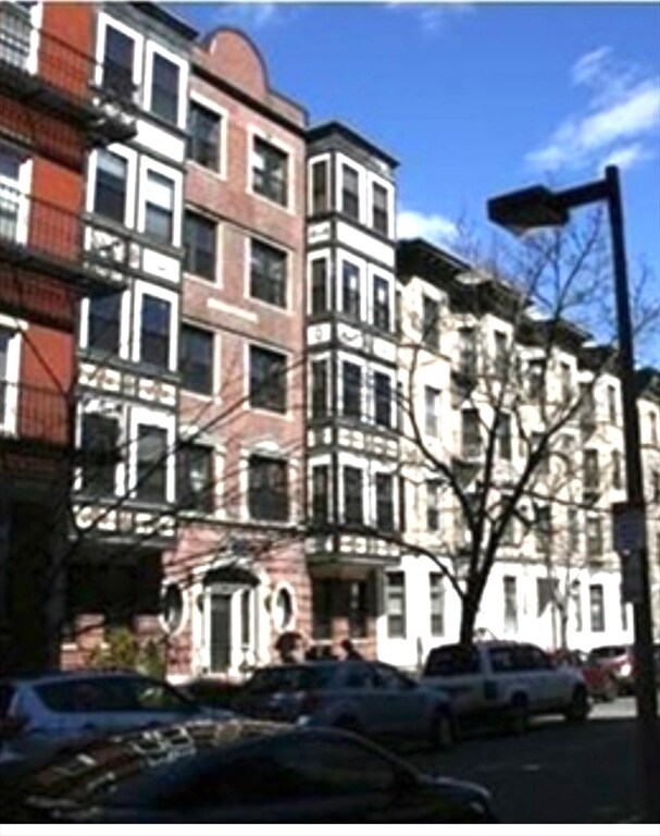 Building Photo - 75 Burbank St