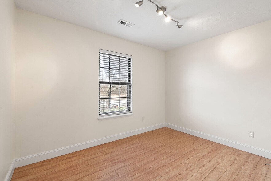 Building Photo - 1216 Whitehorse Vale Dr