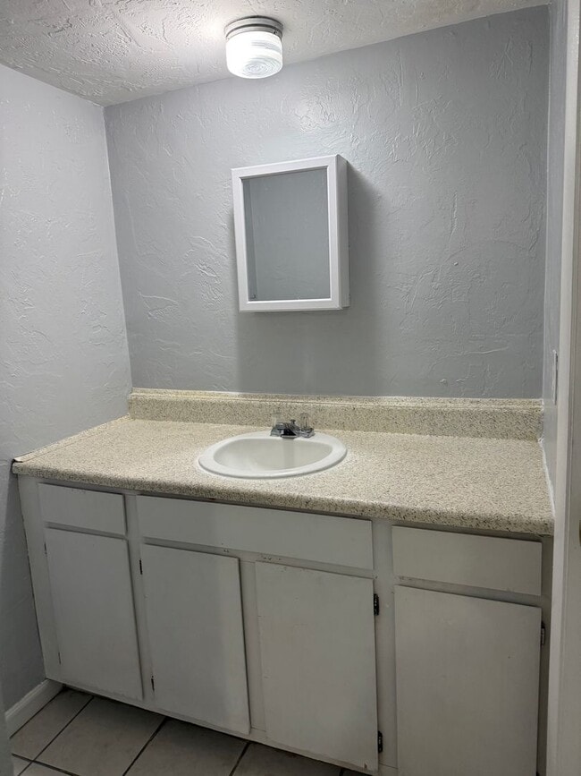 Building Photo - * MOVE IN SPECIAL * 1/2 OFF 2ND MONTH'S RENT!! Location, location, location! 876 SF Unit- 1 bd/ 1...