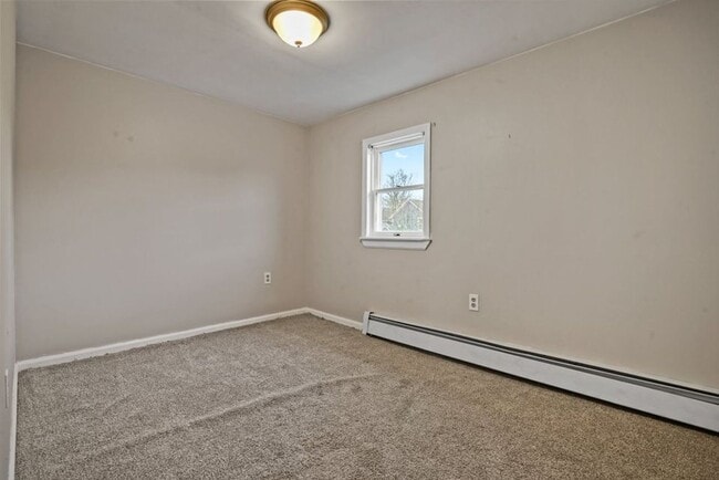 Building Photo - Newly Renovated 4-Bedroom House with Moder...