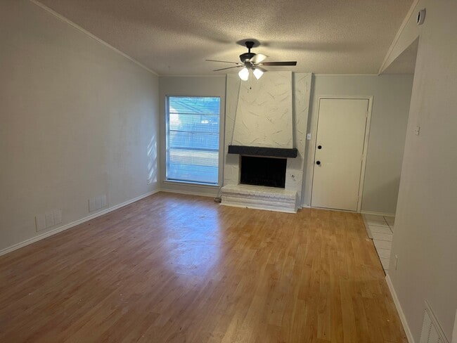 Building Photo - 5922 Lakedale St
