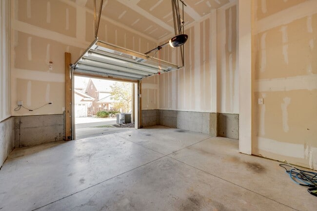 Building Photo - Gorgeous 3-Bed, 3.5-Ba Townhouse w/ First floor Bedroom in Downtown Apex