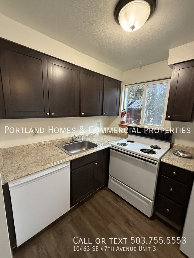 Building Photo - Milwaukie Triplex - 2 Bedroom