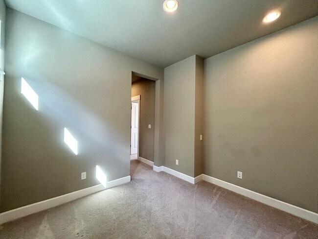 Building Photo - Luxury and Convenience Awaits in this Stunning 3 Bedroom, 2.5 Bathroom House with Abundant Parkin...