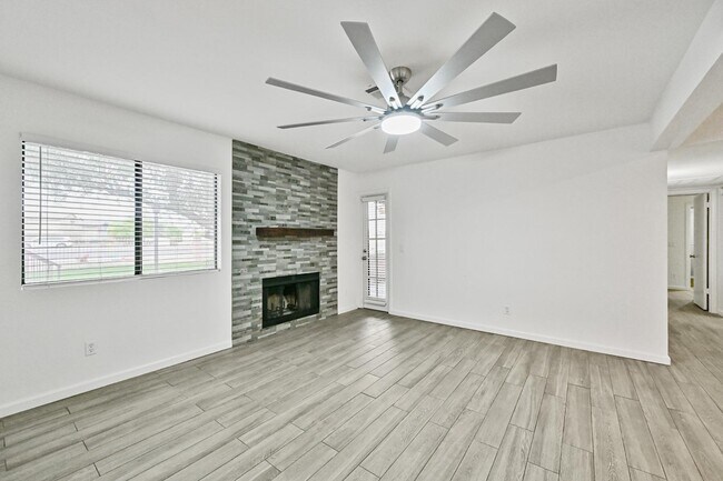 Building Photo - 1075 E Chandler Blvd