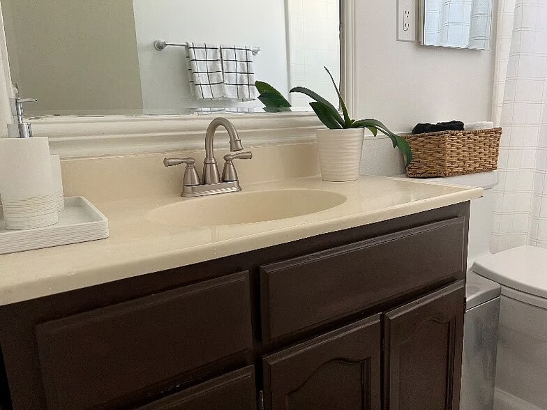 Bathroom - 1529 1/2 Carmona Ave