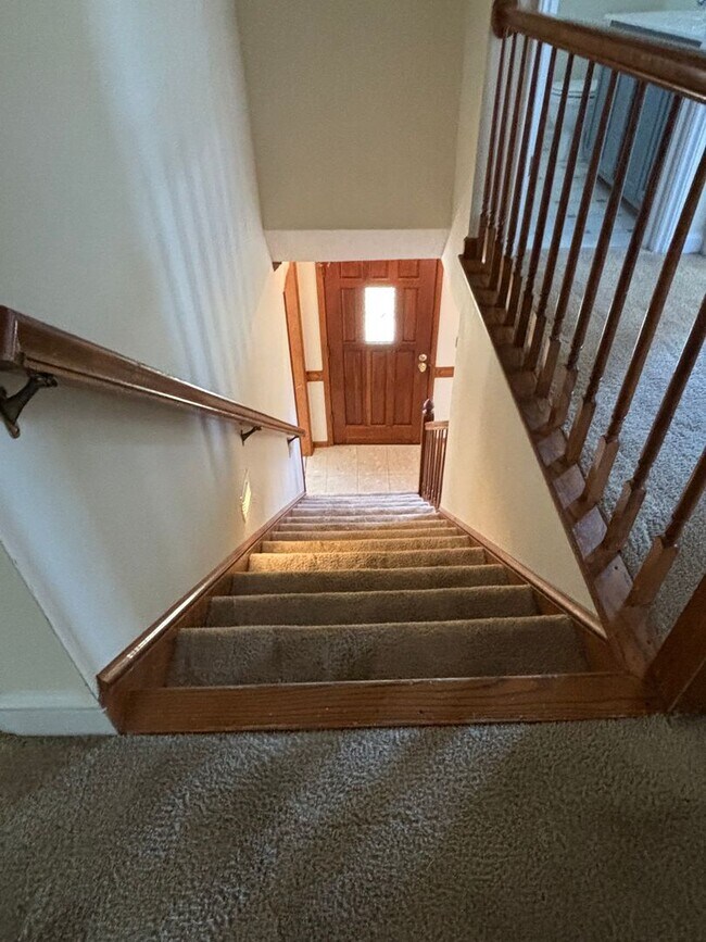 Building Photo - 3 Bedroom Home With Large Bonus Room Convenient to US 421