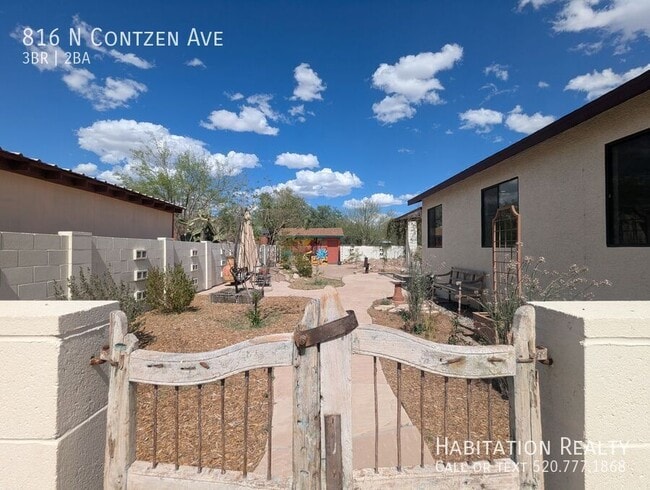 Building Photo - 816 N Contzen Ave