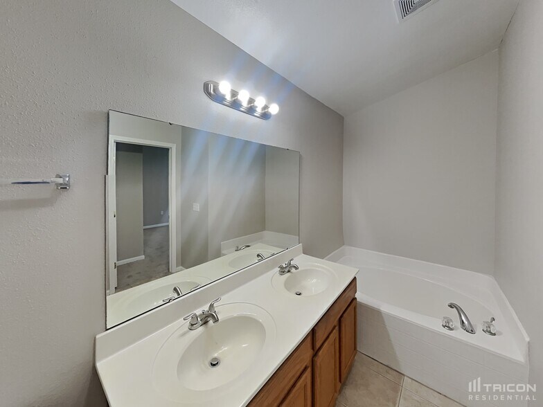 Building Photo - 3346 Double Ln