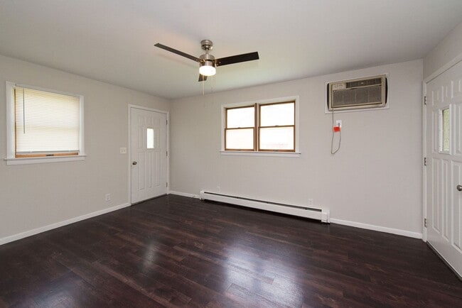 Building Photo - Extra Spacious Top Unit Duplex