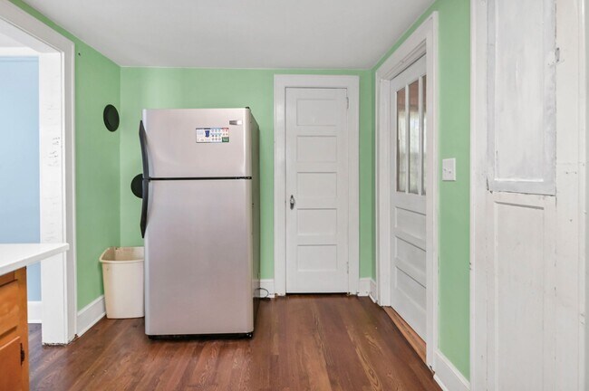 Building Photo - Prime Location! Minutes to The Vista, Downtown & USC!