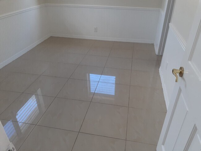 Building Photo - 223 SW 14th Pl