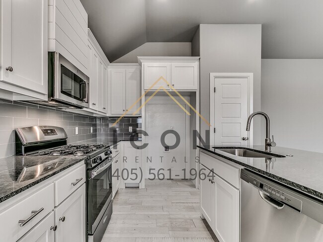 Building Photo - 4512 Oasis Ln