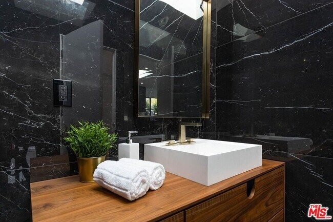 Building Photo - 1948 S Point View St