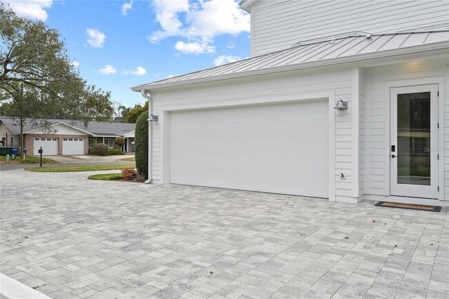 Building Photo - 2024 Lake Dr
