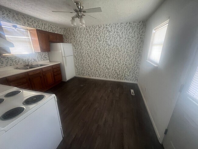 Building Photo - Updated Large 1 Bed/ 1 Bath in Gallipolis City