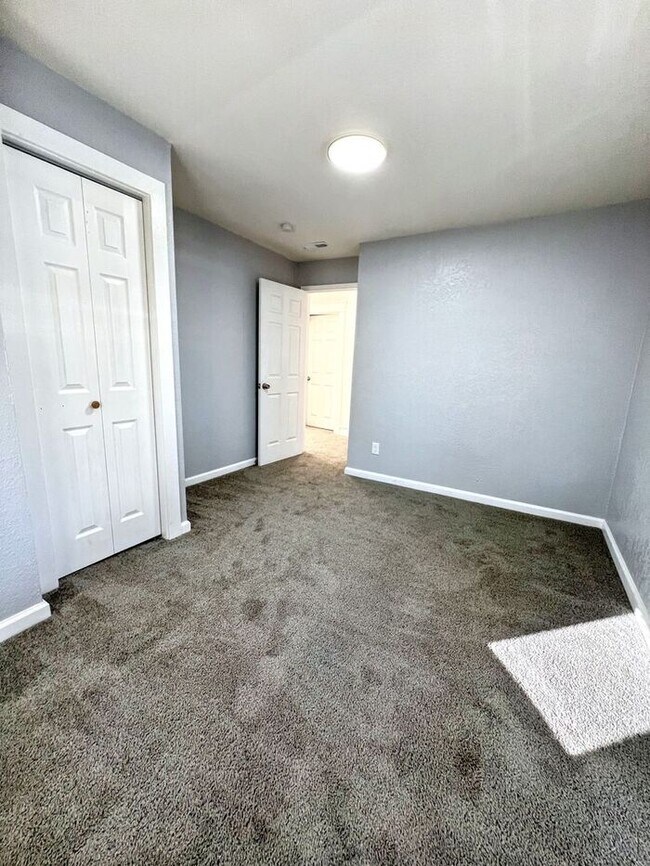 Building Photo - Spacious & Charming 5-Bedroom Home with Mo...