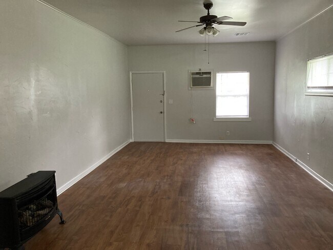 Building Photo - 211 E Will Rogers Blvd