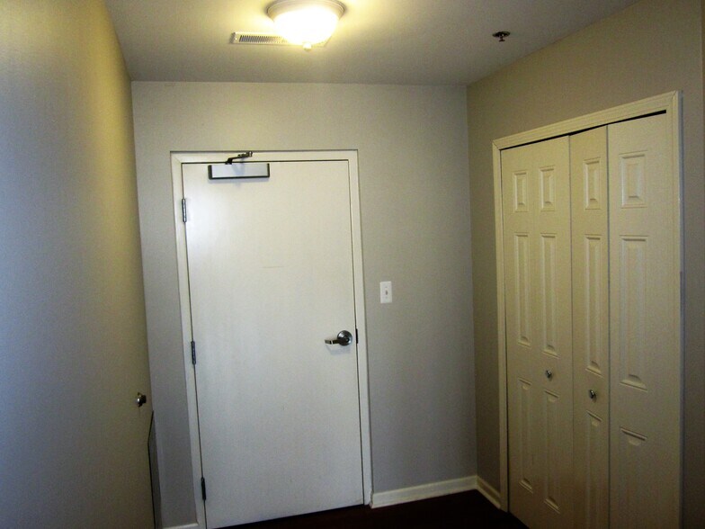 Building Photo - 614 E 11 Mile Rd