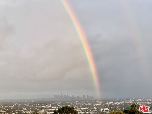 Building Photo - 999 N Doheny Dr