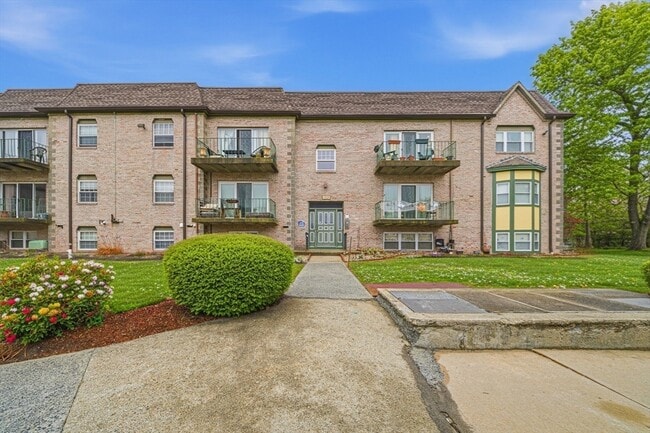 Building Photo - 502 Oak St