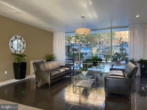 Building Photo - 1210 N Taft St