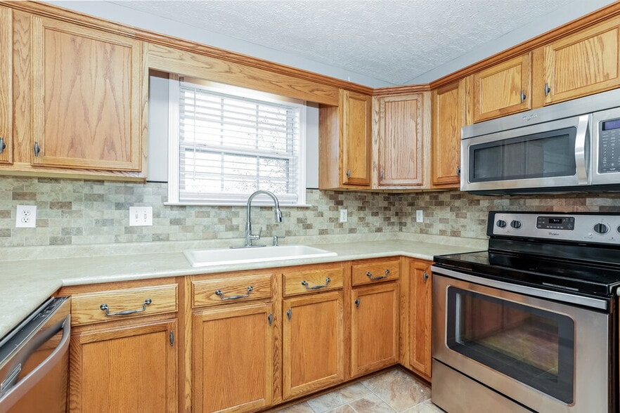 Building Photo - 3128 Hardwood Dr