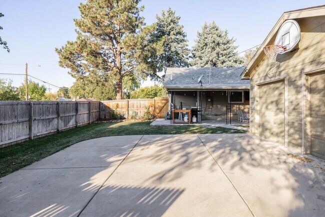 Building Photo - Barnum 3BD, 2BA Home with Fenced Back Yard...
