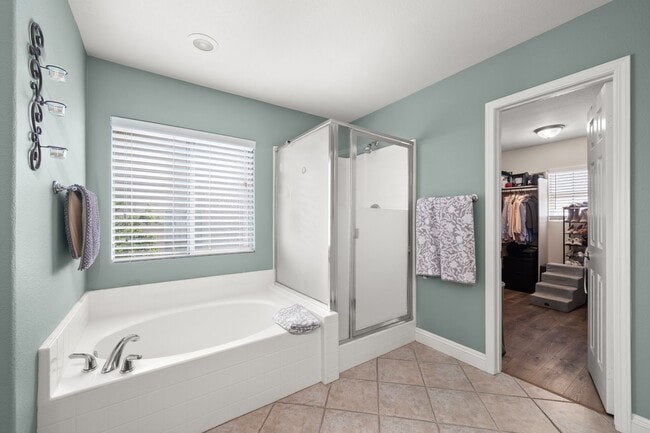 Building Photo - Gorgeous Eastlake Townhome!